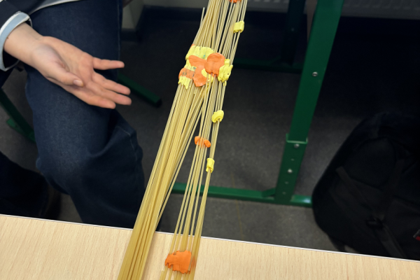 Inžinerinis iššūkis STEAM dienoje: makaronai virto tvirtais tiltais